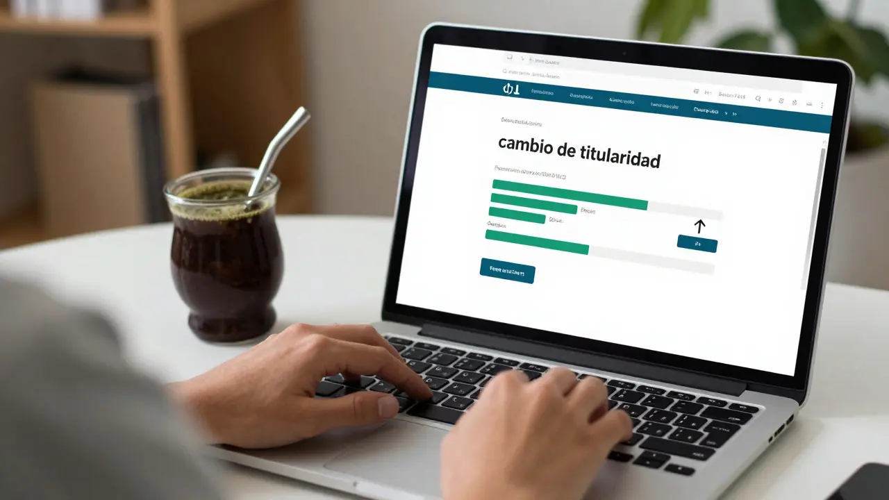 Persona completando trámite de luz en línea desde su escritorio con mate al lado