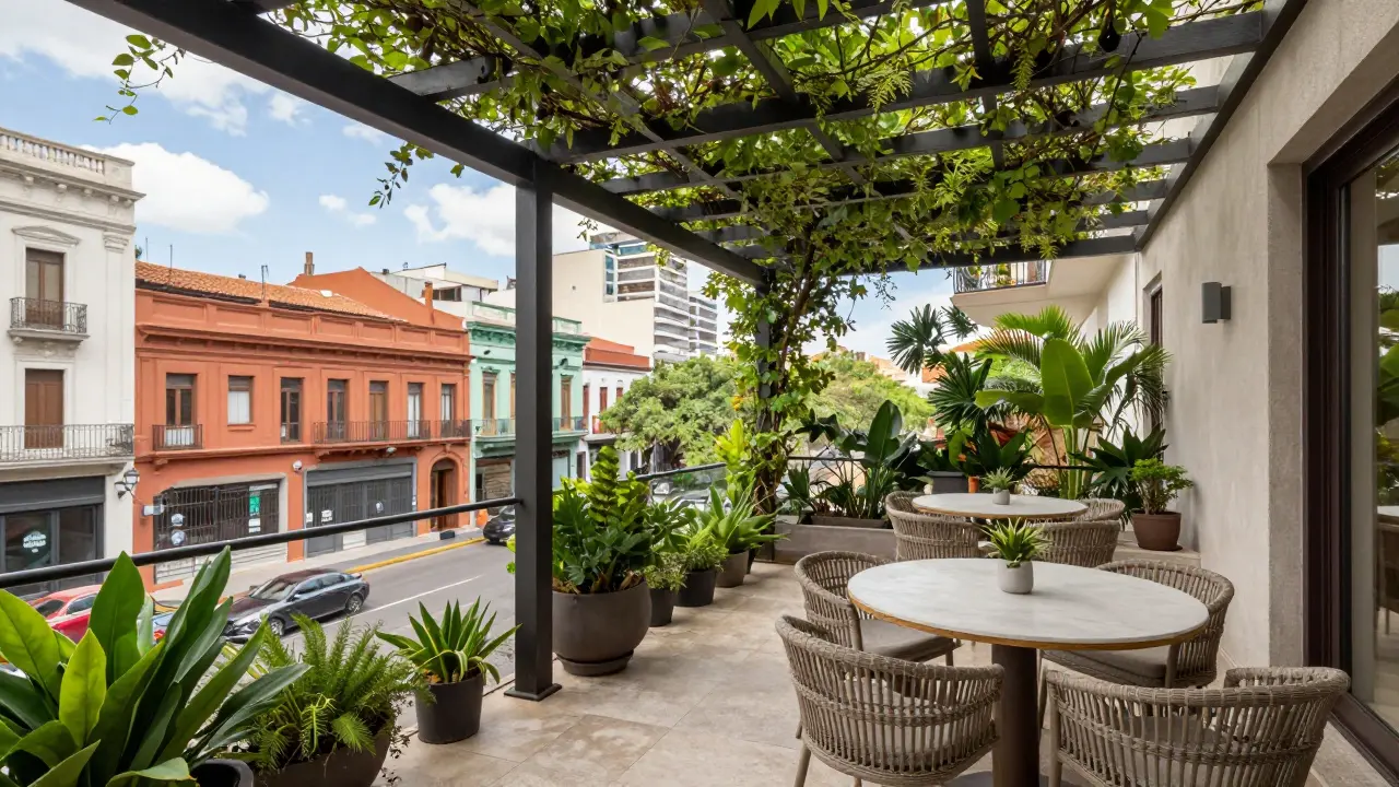 Terraza privada amplia con pérgola y vegetación en un penthouse de Palermo